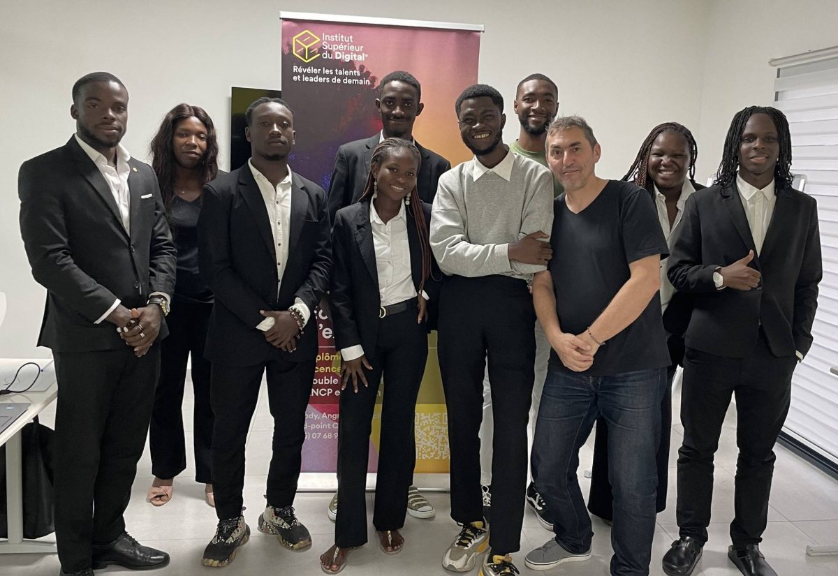 Une promotion de l'ISD réunie au campus