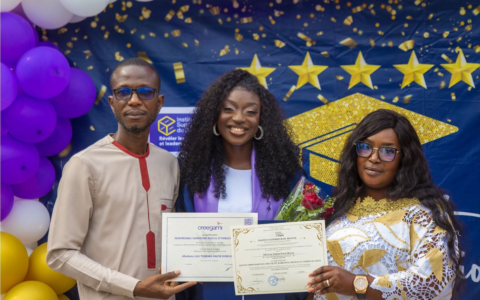 Un parent et son enfant visitent le campus de l'ISD