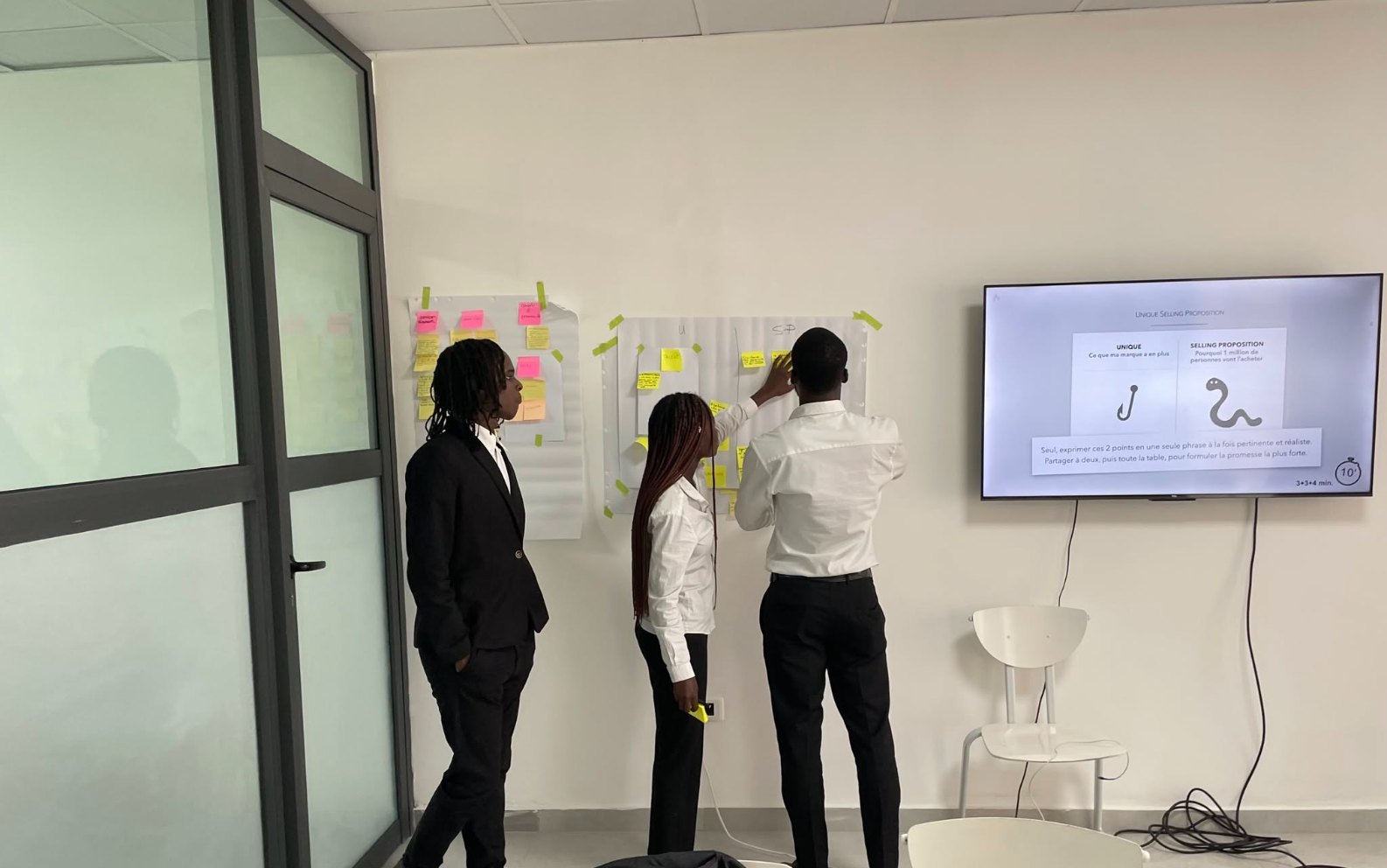 Atelier en cours : étudiants travaillant sur un projet réel