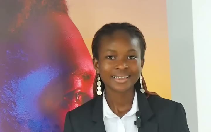 Mademoiselle Coulibaly, étudiante à l'ISD, pendant son témoignage