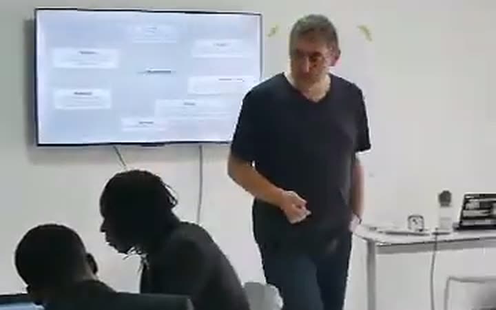 Erwan Legrand animant un cours à l'ISD