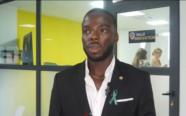 Yao Cooper, étudiant à l'ISD, pendant son témoignage